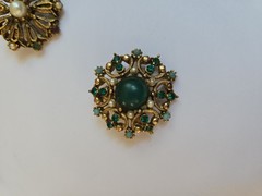 LOT OF 7 VINTAGE Early 60’S GOLD TONE & CABOCHON PINS BROOCHES