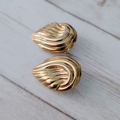 Vintage Clip On Earrings Large 1 & 1/8″ Gold Tone Stylish