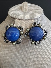 VTG Unsigned Sarah Coventry Fiesta Clip on Earrings Blue Swirl Lucite