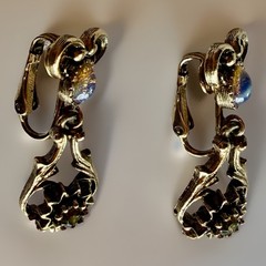 Vtg 1974 Sarah Coventry Contessa Opalesque/Green Gold Tone Clip On Earrings 11g