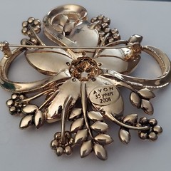 Avon 35th Anniversary 2006 Rhinestone Flower Brooch with coordinated earring set