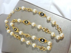 VTG BEZEL SET ONYX ENAMEL W RHINESTONE LARGE FAUX PEARL STATIONS 32″ NECKLACE