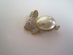 KREMENTZ Rabbit Bunny PIN BROOCH Faux Pear Crystal Yellow Gold Tone Pink Eyes