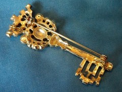 GOLD TONE/RHINESTONE 2.5 IN KEY TO CROWN BROOCH PIN
