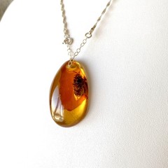 Splendid Amber Pendant with chain shaped like a Drop Bee