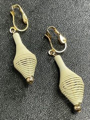 Vintage 2” Cream Colored Enamel Gold Tone Metal Wired Dangle Clip Earrings