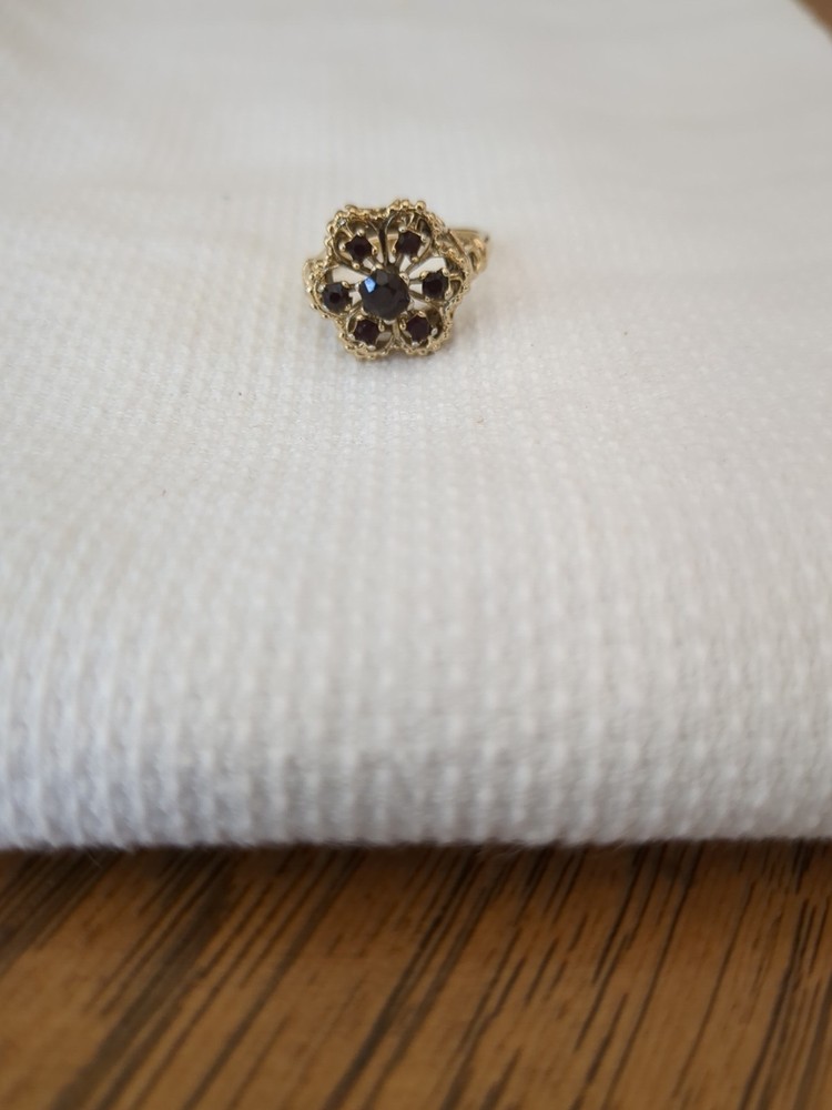 Vintage 18KT H.G.E Garnet Flower Ring – Size 8