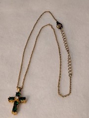 Avon 2003 Green Stones Cross Pendant Gold Tone 18 ” Necklace. Vintage