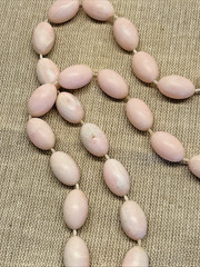 Vintage 1970s-1980s Light Pink Plastic Oval Barrel Bead Necklace