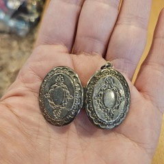 Vintage Oval Photo Locket Pendant Silver Tone Victorian Style Keepsake Charm