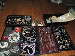 160 + ASSORTED COSTUME JEWELRY 98% VG RINGS, BRACELETS, NECKLACES, PINS & EARRIN