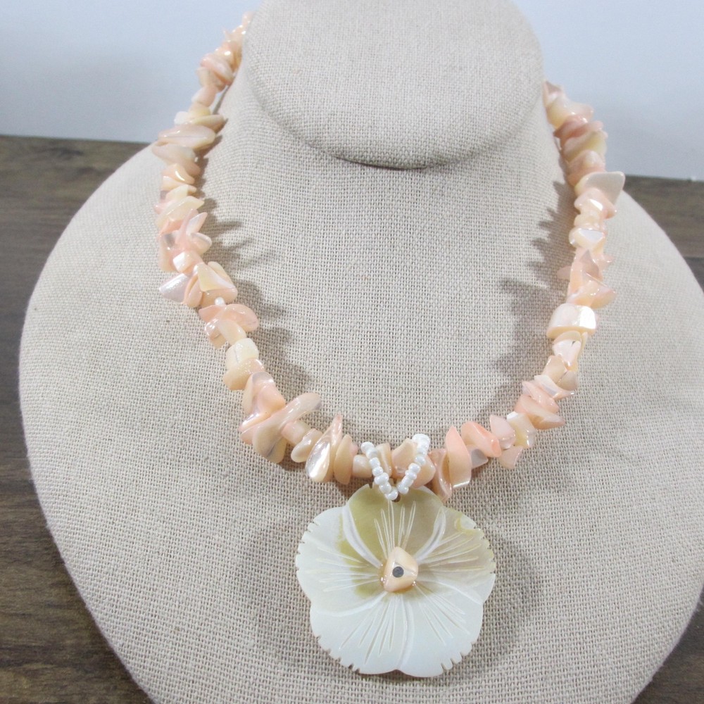 Vintage Shell Necklace Flower Pendant Beach 18 Inch