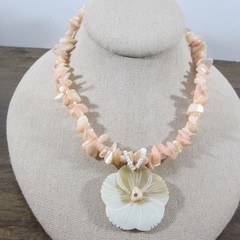 Vintage Shell Necklace Flower Pendant Beach 18 Inch