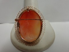14kt yellow gold cameo pin/pendant sz 1.50 in lg wgt 6.2 grams cream/tan color