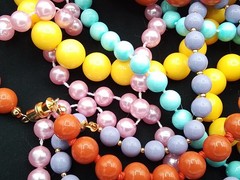 7 LOT A VINTAGE ESTATE COLORFUL MIXEED VARIETY BEADED STRUNG NECKLACES 1 KNOTTED