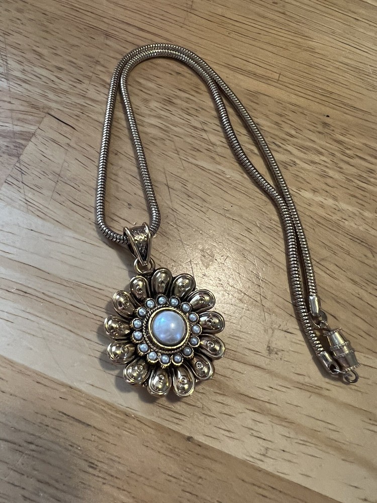 VTG GOLDTONE DAISY PENDANT FAUX PEARL SERPENTINE CHAIN NECKLACE