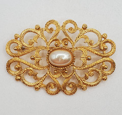 VTG Premier Designs Brooch 2.5in Gold Tone Faux Pearl Filigree Victorian FLAW