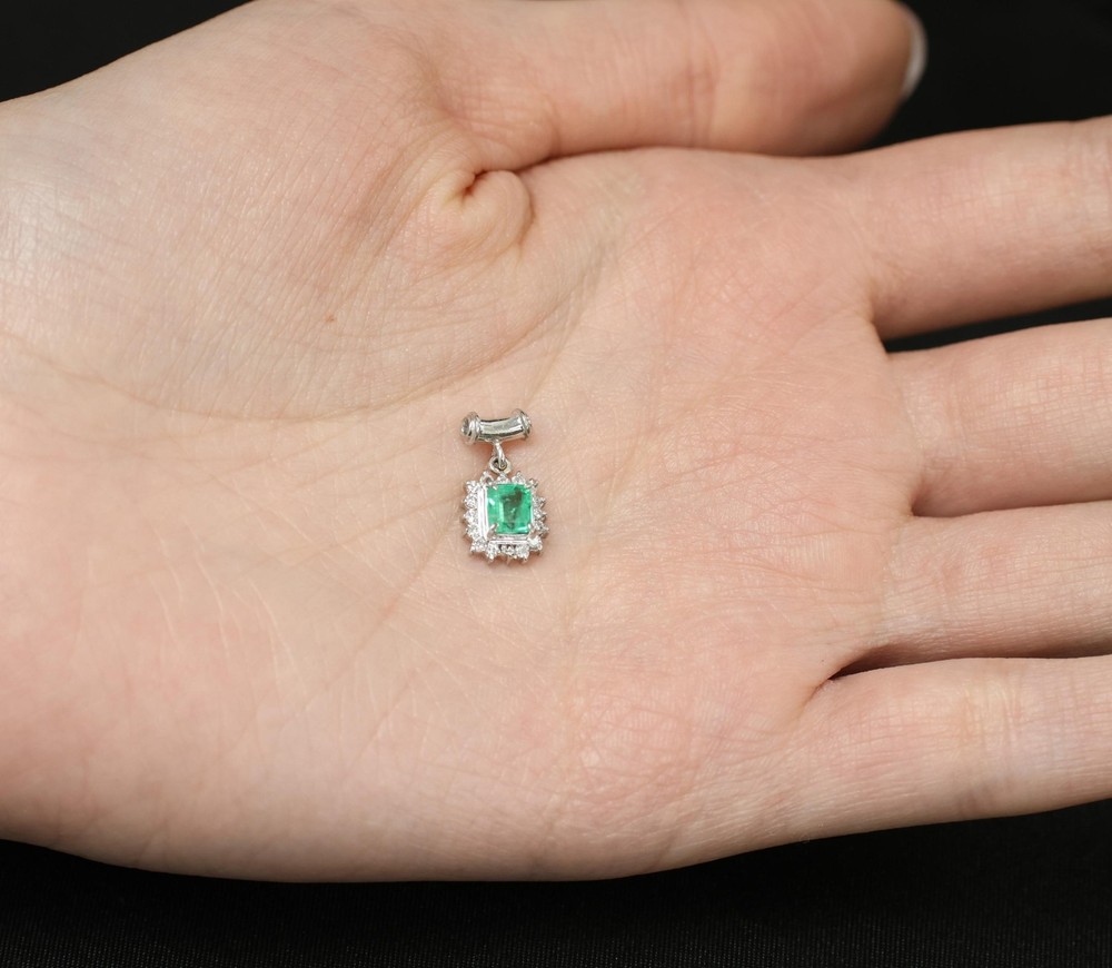 Fine Vintage 0.47 Colombian Emerald & 0.16 Diamond Platinum Pendant 2.0 Grams