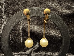 Vintage Marvella Imitation Pearl Dangle Screw-Back Earrings Gold White Round
