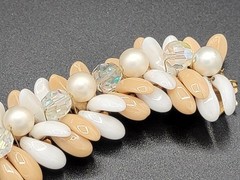 VTG MCM Beautiful Bracelet Beige & White Pearl AB 7″