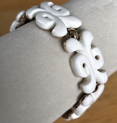 VNTG Monet White Resin Scroll Design 7.5 Inch Panel Bracelet w/ Safety Chain*