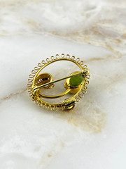 Sorrento Brooch Pin Green Stone Gold Tone Oval – Elegant Statement Piece Vintage