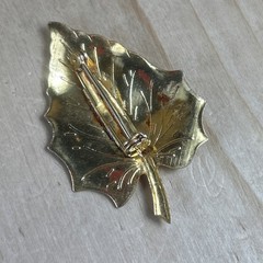 Wishing Well Brooch Pin Vintage Gold Tone With Rhinestones 1.25×1”