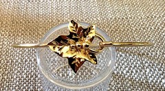 Vintage 1989 Avon Precious Leaf Goldtone Bangle Bracelet Ivy Leaf Berries