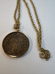 VTG 1976 USA Bicentennial Liberty Medallion Pendant Necklace 24” Gold Tone Chain
