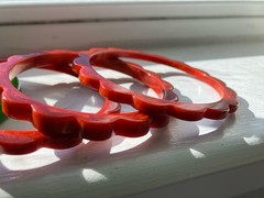 Lot Of 4 Vintage Green Leaf & Marbled Red Daisy Carved Bakelite Bangle Bracelets