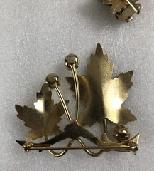Sarah Coventry Set Brooch & Earrings Cultured Pearl Maple Leaf 7989 – Vintage