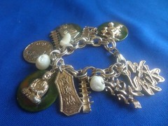 ASIAN GREEN AND WHITE GOLD TONE CHUNKY CHARM BRACELET