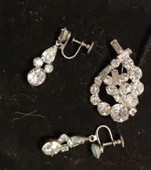 Vtg Brooch Rhinestone Round Baguette Pear Crystal Pendant Dangle Earrings 40era