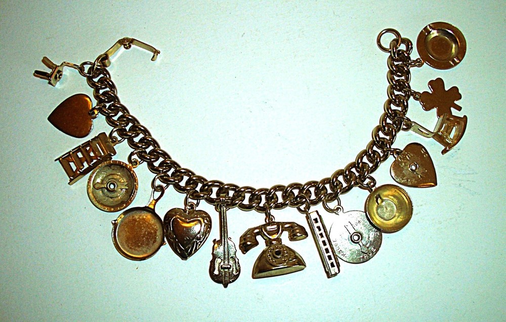 Vtg ’50s Gold Tone 15 Charms 7″ Bracelet Heavy Curb Link Chain Includes Ashtray