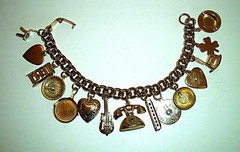 Vtg ’50s Gold Tone 15 Charms 7″ Bracelet Heavy Curb Link Chain Includes Ashtray