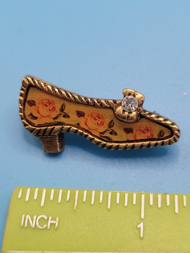 Maximal Art John Wind Shoe Brooch Pin Vintage Goldtone