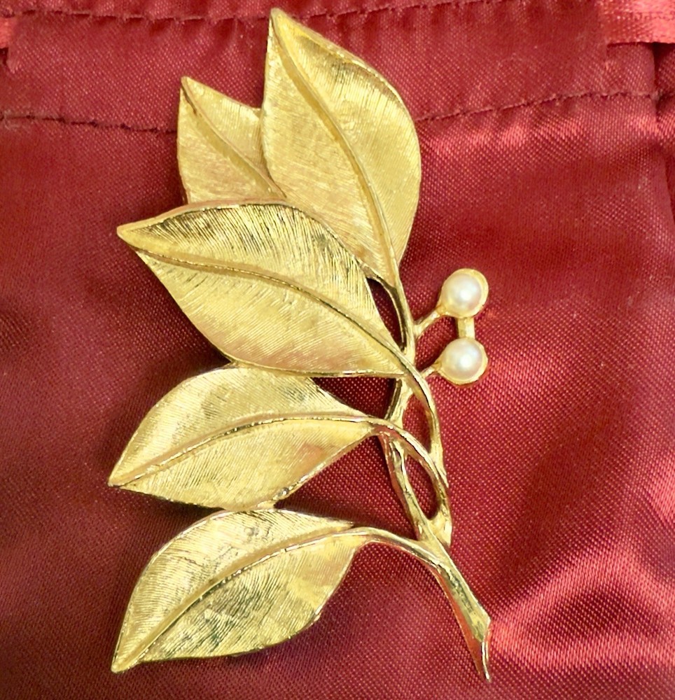 Gerry’s – Vintage Spray Of Leaves Brooch – 2.75″ Gold Tone & Faux Pearls #2840