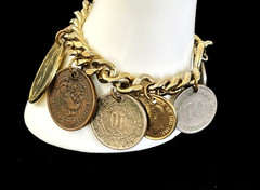 Vintage 1950s Chunky Curb Chain Gold Tone WORLD COINS Charm Bracelet 7 1/2″ L