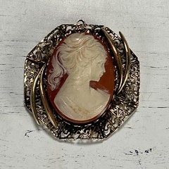Vintage Cameo Pendant Gold Toned Filigree 1950s-1970s Costumer Jewelry