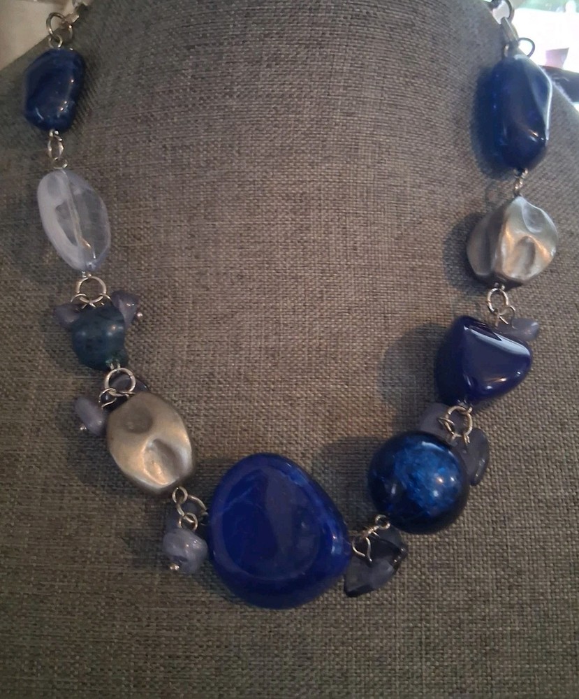 Vintage 90s chunky shades of blue lucite bead necklace. Irregular shaped beads
