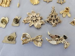 Christmas Brooches Pin Earrings Lot Enamel Avon Gerrys JJ Vtg Holiday Lot Of 19