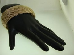 LOVELY VINTAGE 1970-80’S WIDE GOLD TONE MESH BANGLE BRACELET! 8 1/2″