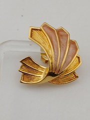 AVON 1990 DRAPED ELEGANCE NECKLACE EARRINGS SET gold-tone peach enamel & lucite