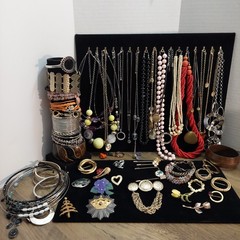 60 Piece Vintage-Now Jewelry Lot Necklaces Bracelets Brooches