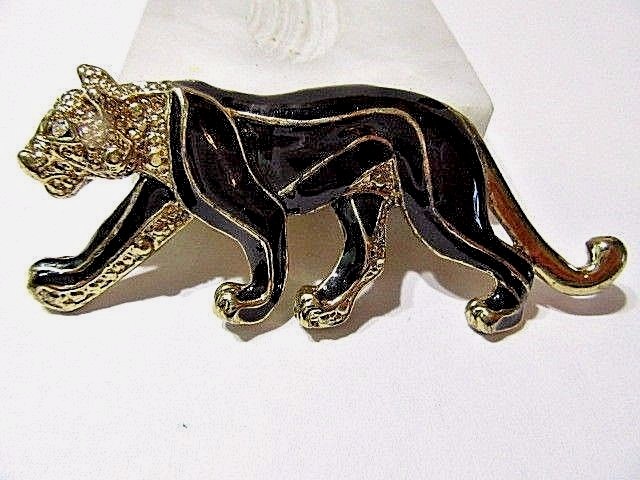 LARGE FEMALE LION ON THE PROWL BLACK ENAMEL DETAILED FANCY 1980’S FASHION