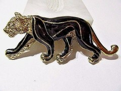 LARGE FEMALE LION ON THE PROWL BLACK ENAMEL DETAILED FANCY 1980’S FASHION