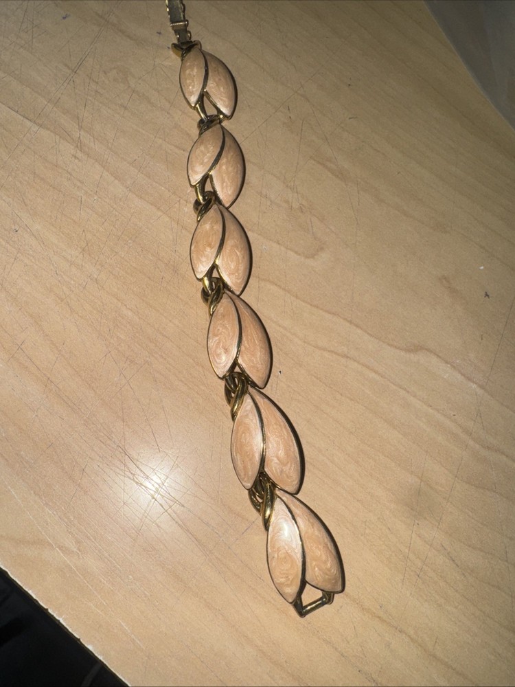 Vintage Trifari Gold Tone Leaf Bracelet 1955/1969 7-3/8″ w/ Crown Trifari Mark