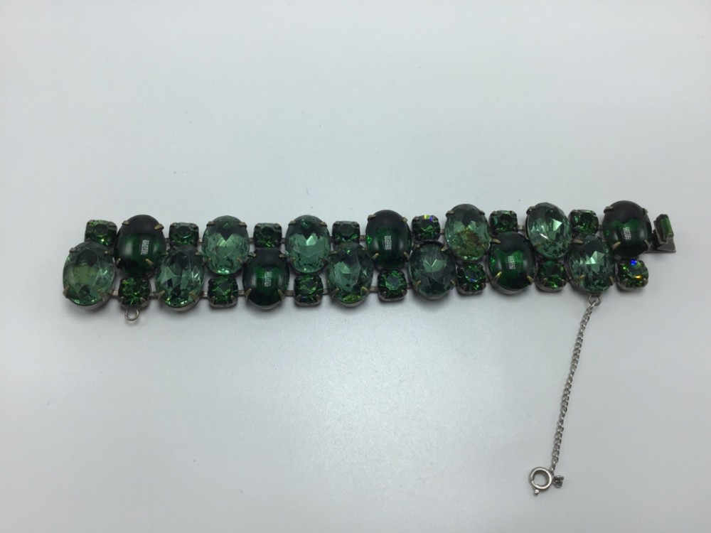VINTAGE GREEN RHINESTONE BRACELET SAFETY CHAIN CLASP ARTICULATED UNSIGNED
