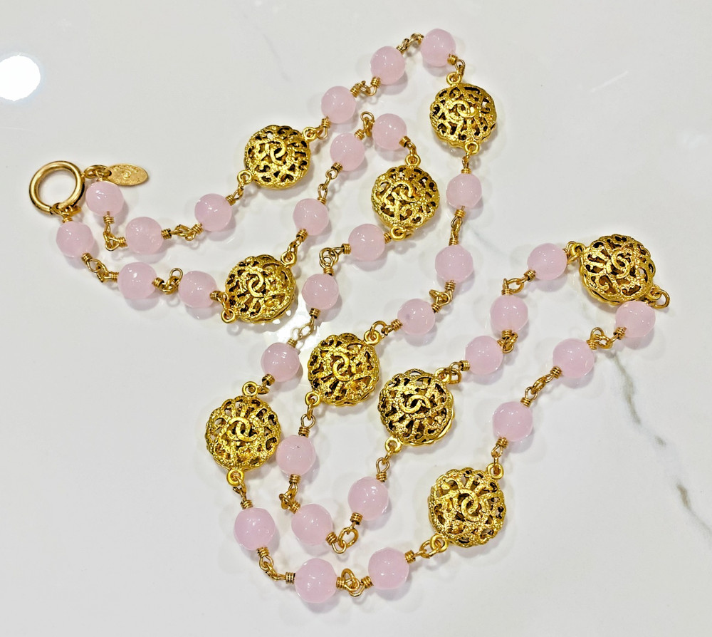 VINTAGE 1980 CHANEL ROSE PINK GRIPOIX POURED GLASS GOLD MEDALLION 35″ NECKLACE