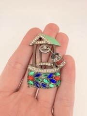 LARRY WINTERS 1939 VINTAGE SILVERTONE RHINESTONE WISHING WELL BROOCH AS IS K48D